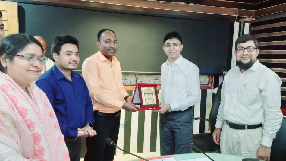 বিভাগীয় শ্রেষ্ঠ জেলা প্রশাসকের হাত থেকে সম্মাননা পেলেন বিভাগীয় শ্রেষ্ঠ প্রধান শিক্ষক